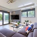 Tara By Interhome מדולין